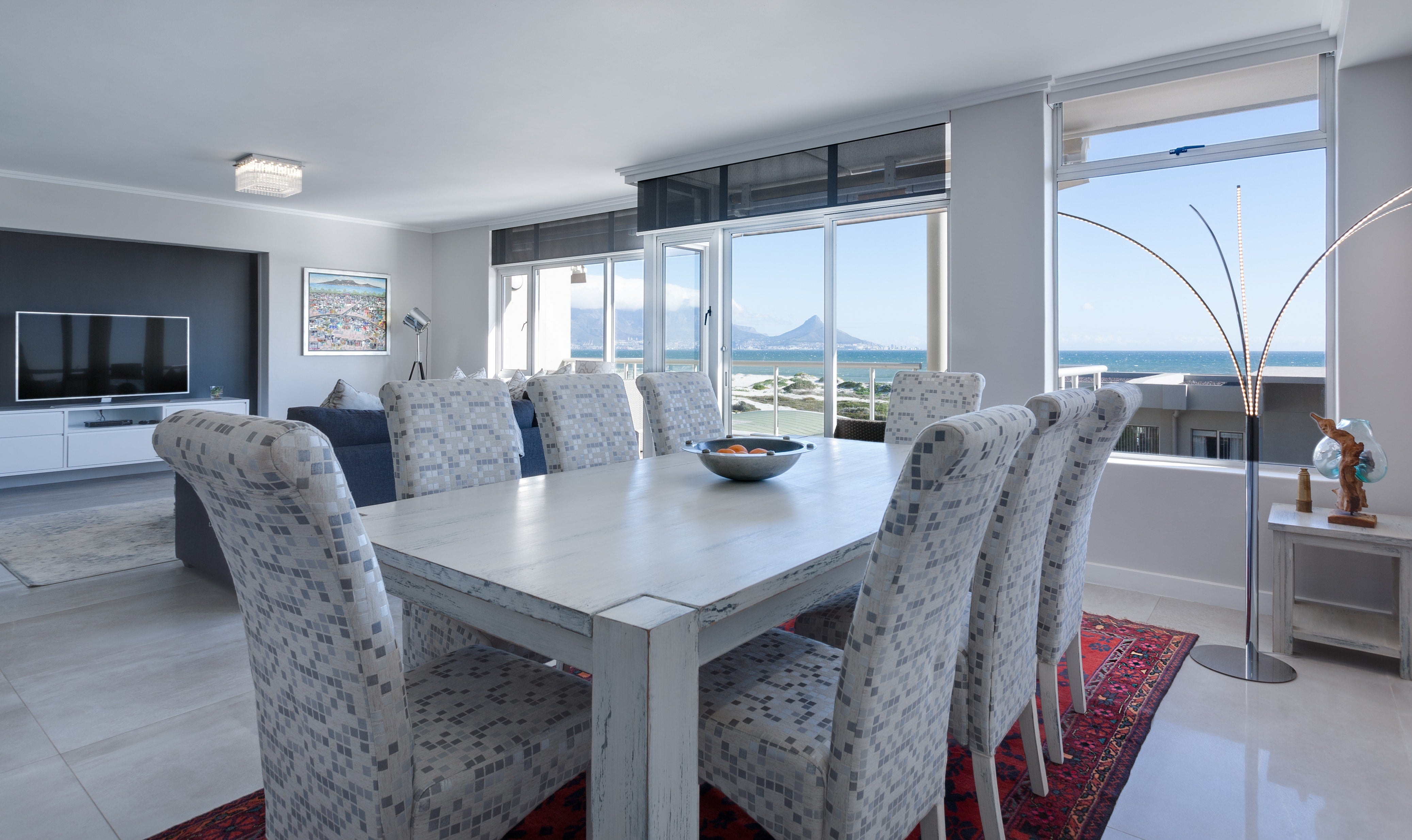 How to Create a Cozy Dining Atmosphere with an Extendable Dining Table